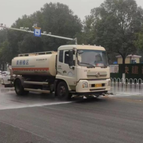 大气污染防治不放松 抑尘洒水工作忙