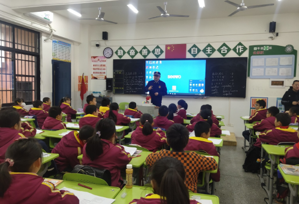区消防救援大队走进白杨坡小学开展“开学第一课”消防宣传活动