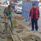 站前路街道铁路社区——社区解难题 疏通下水道