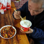 救助困难老人 温暖传真情