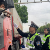 交通安全劝导 助力文明出行