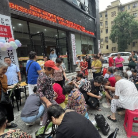 四化建社区:“廉”味粽香迎端午 幸福和谐邻里情