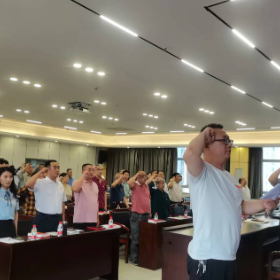 李家冲社区召开庆“七一”党员大会