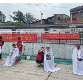 芋头田社区：开展“居民一家亲  共谱鱼水情”八一建军节义剪志愿活动