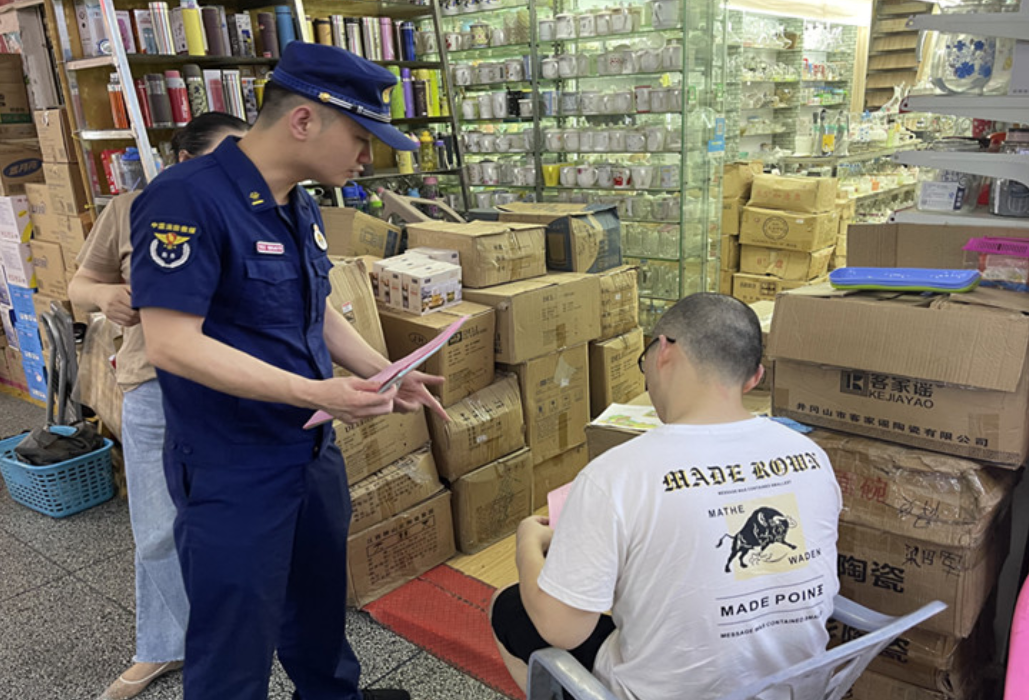 区消防救援大队走进“九小场所”开展消防宣传“敲门行动”