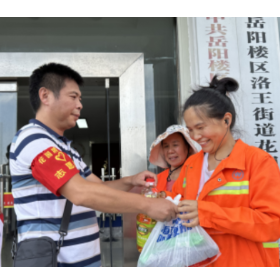 岳阳楼区花园坡社区: 纪检监察联络站 炎炎酷暑送清凉