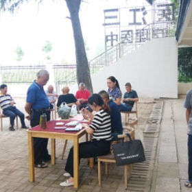 无物业小区卫生成难题 自治管理群英破困境