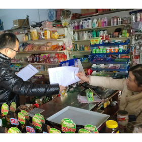 枫树岭社区开展垃圾分类入户宣传活动