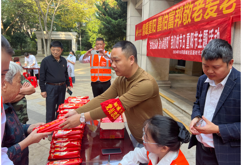 金秋送温暖  爱心满重阳