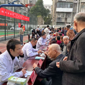 爱心义诊进社区 健康服务暖民心