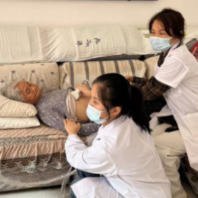 关爱老人 暖心到家