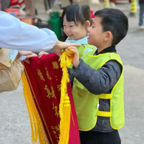 心存感恩,与爱同行