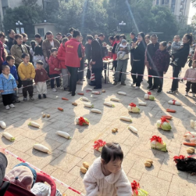 重湖社区举办“冬季趣味会 邻里乐翻天”套圈游戏活动