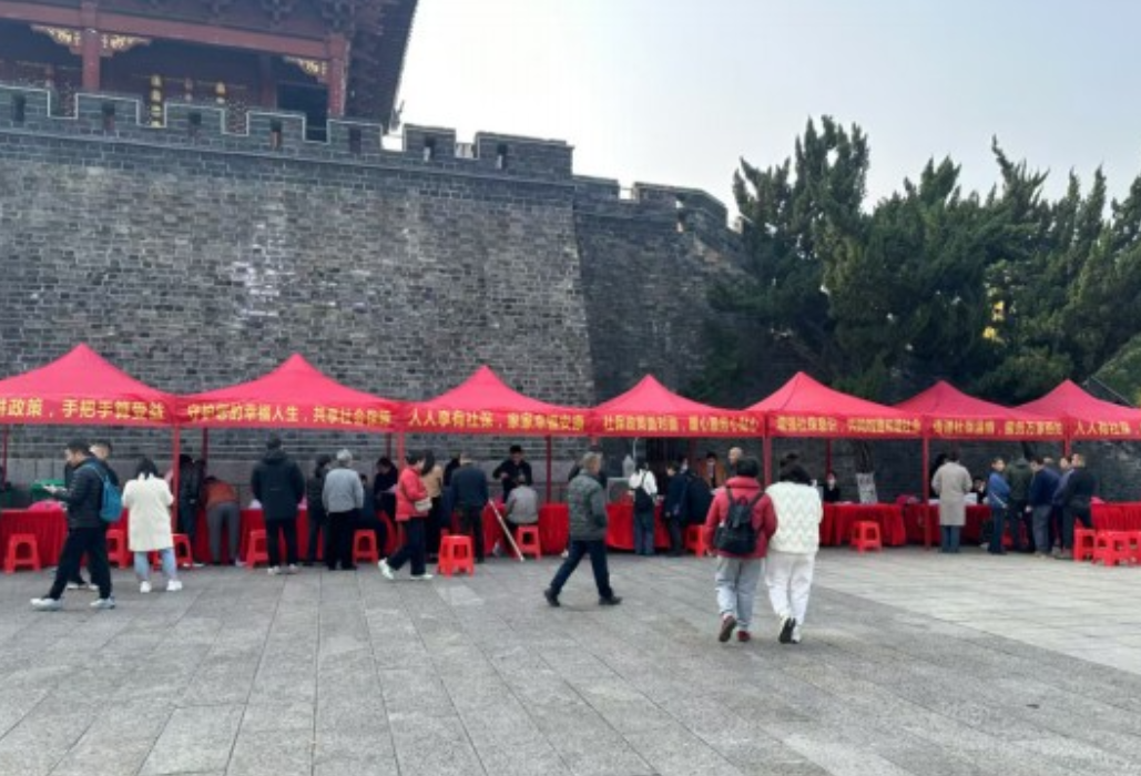 岳阳楼区：现场领卡，第三代社保卡加速惠民