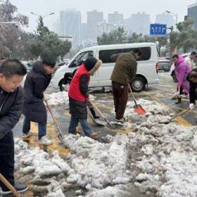 铲雪除冰暖人心 五里牌街道在行动