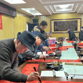 笔墨迎春庆龙年 义写春联送祝福