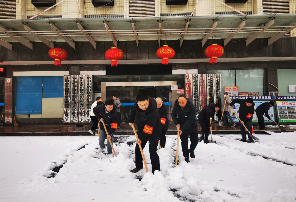 撒盐除冰保畅通 心系群众保平安