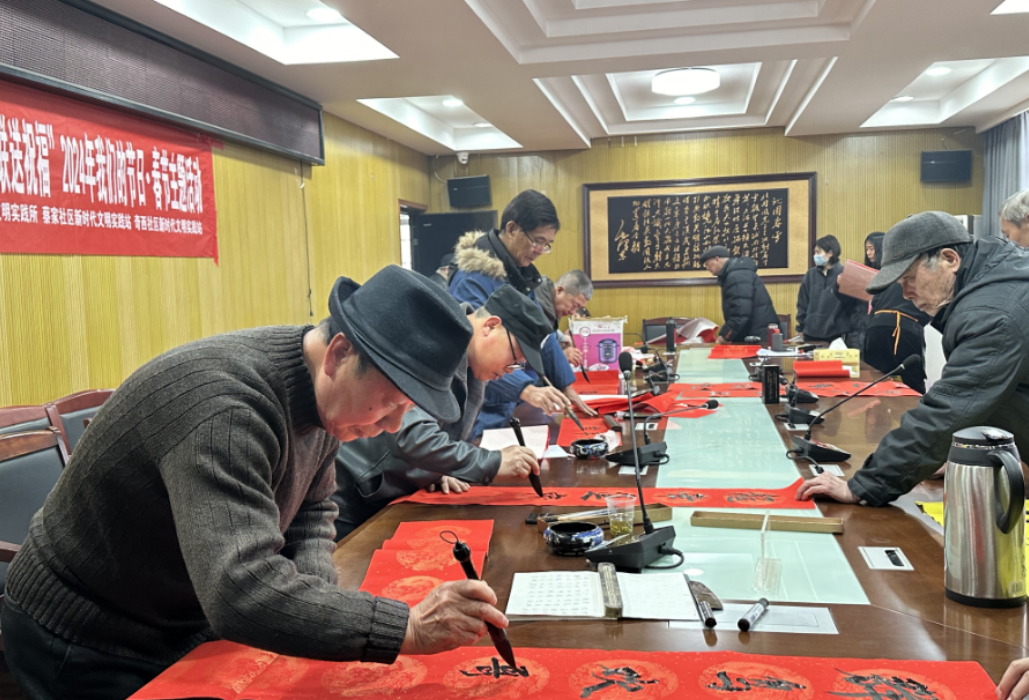 笔墨迎春庆龙年 义写春联送祝福