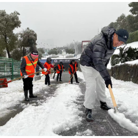 上下一心 王家河公园除雪保路显担当