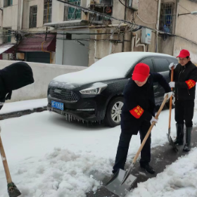 东升社区：铲冰除雪保平安  不畏严寒暖民心