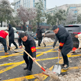 以“动”治“冻”！五里牌街道党员干部一线抗击冰雪保安全