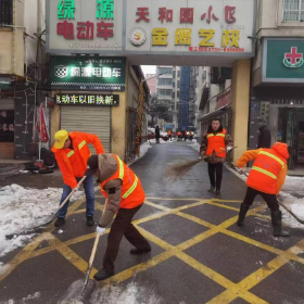 大雪纷飞迎新年，除冰扫雪保安全——区环卫中心暖心守护联点天和园小区