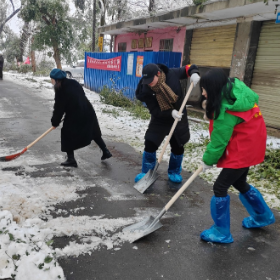 铲雪除隐患 齐心护平安