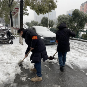 安全便捷出行路，志愿服务暖人心——洛王社区开展除雪去冰志愿活动