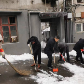 我为群众办实事 扫雪除冰保畅通