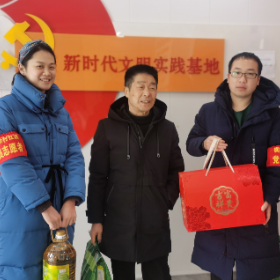 枫树新村社区开展对“三长”志愿者春节慰问活动