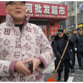 扫雪除冰暖人心