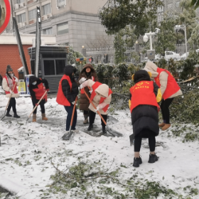 齐心协力铲雪除冰   确保居民安全出行