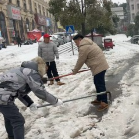 党员先锋齐上阵 铲雪除冰暖民心