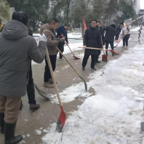 扫雪除冰保平安 志愿服务暖人心
