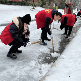 春华社区：志愿除冰冻 行动把雪融