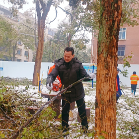 新港环卫所：战冰雪、保畅通、护平安