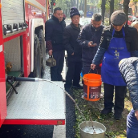 除夕停水惹民愁 消防送水解民忧