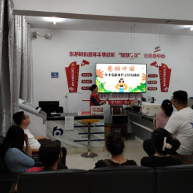 观看榜样人物 学习榜样精神
