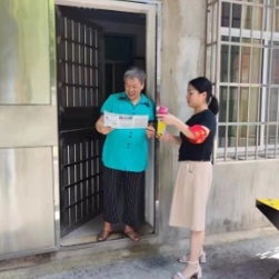 港口社区：爱心赠送 灭蚊防病