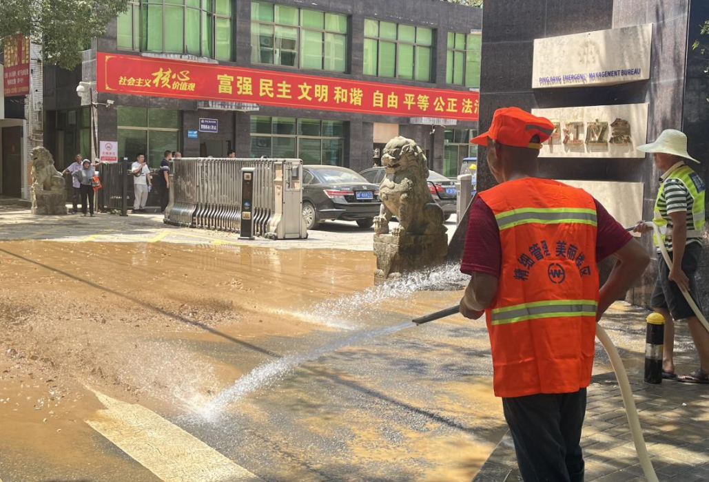 同心防汛齐聚力 爱心慰问暖人心——区环卫中心赴平江开展清淤排障工作