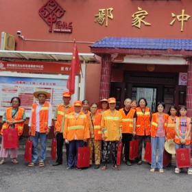 欢度中秋 情暖环卫——吕仙亭街道开展关爱环卫工人慰问活动