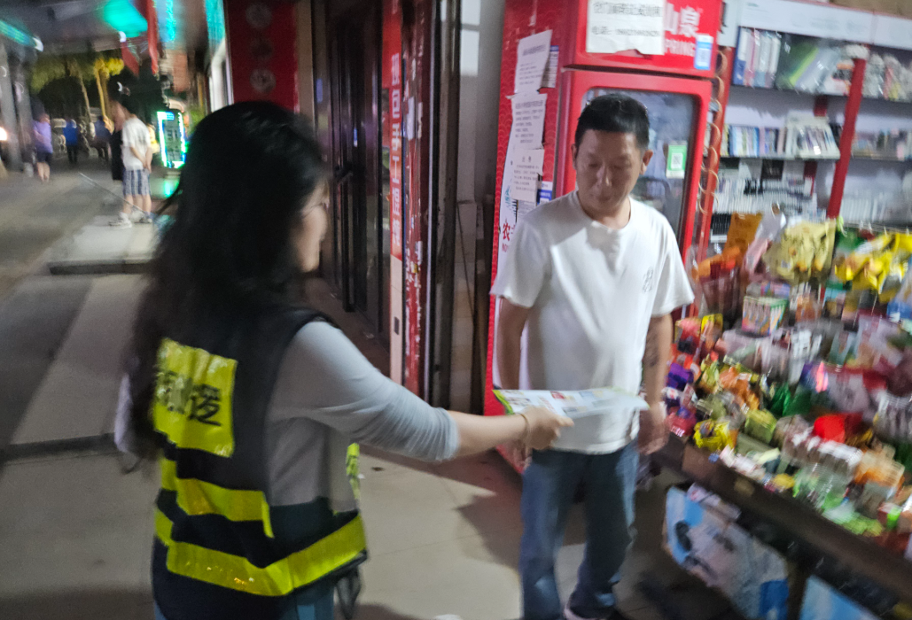 德胜社区夜间巡逻助力垃圾分类新风尚