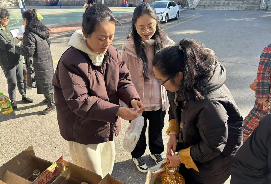 七里山社区工会暖心驿站开展送温暖活动