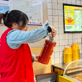 筑牢安全防线！观音阁社区开展九小门店消防安全专项检查