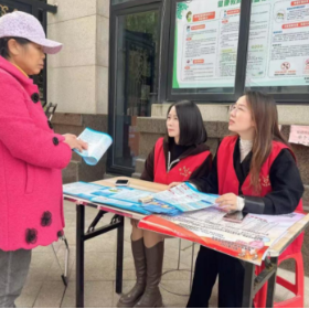 木里港管理处新元社区开展“便民服务暖人心 医保政策进小区”医保宣传活动