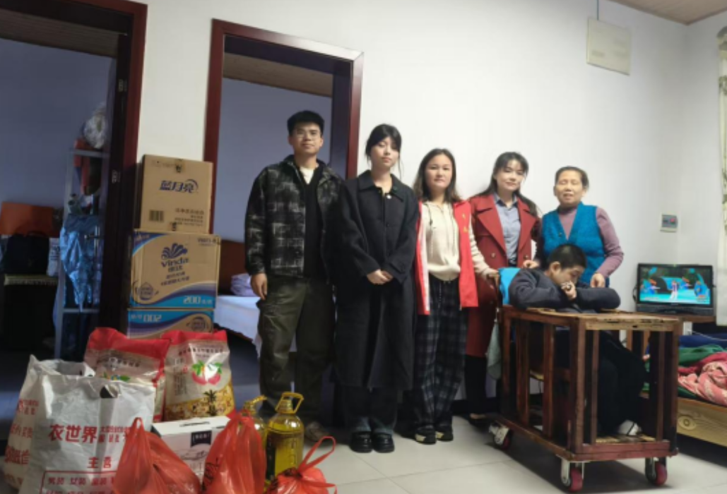 大屋湾社区：入户送温暖 关爱暖人心