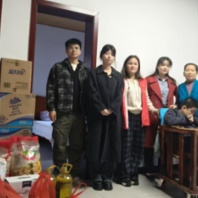 大屋湾社区:入户送温暖 关爱暖人心