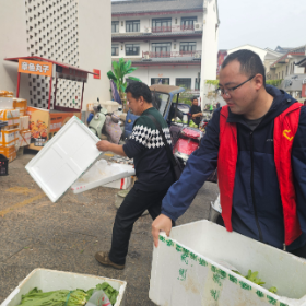慈氏塔社区:占道经营堵路又堵心 规范摆摊利人更利己