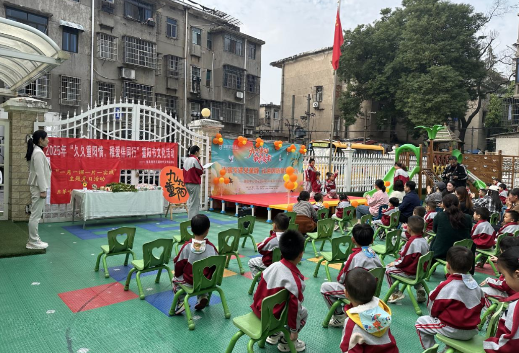 年丰巷社区携手幼儿园开展爱老敬老活动