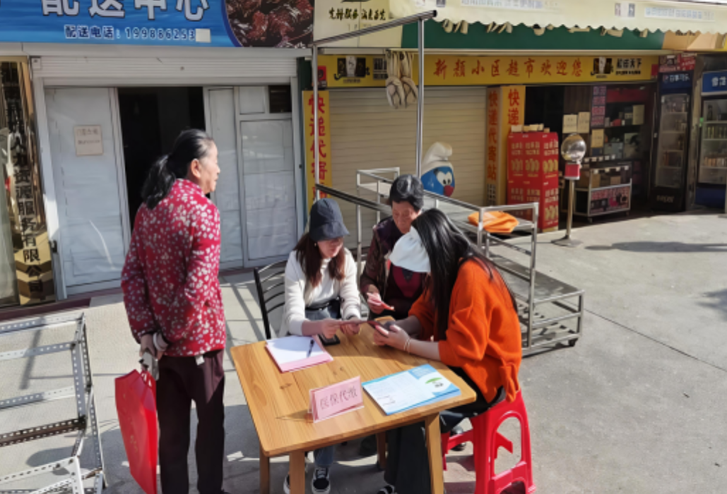 甘塘坡社区：解缴费难题暖民心 享健康保障护民生